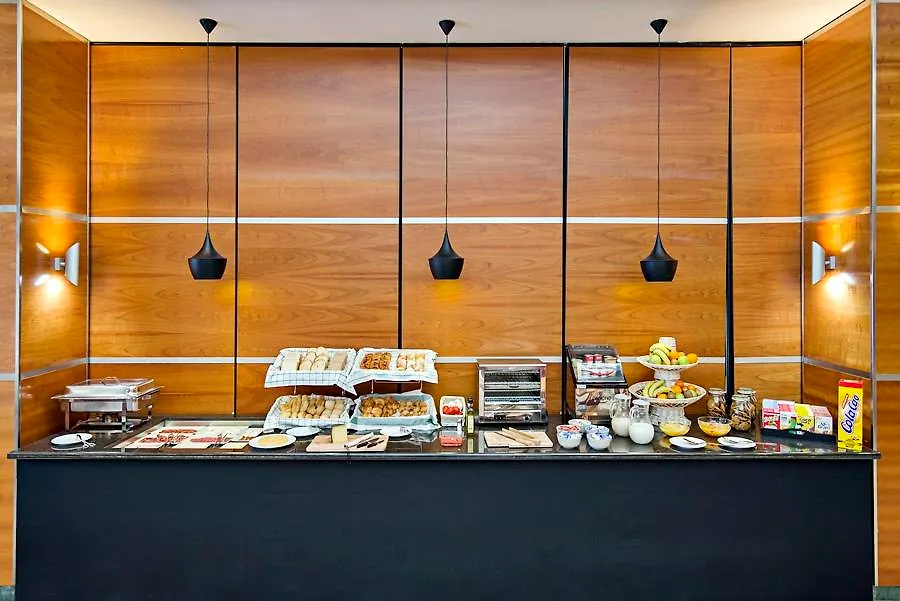 B&B Hotel Madrid Aeropuerto T4 San Sebastián de los Reyes 4*,